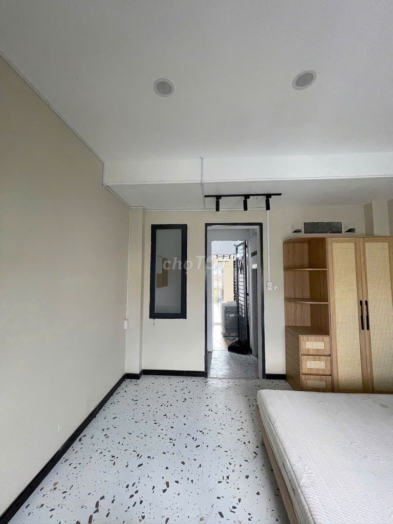 Phan Xích Long - Superstitent window balcony apartment
