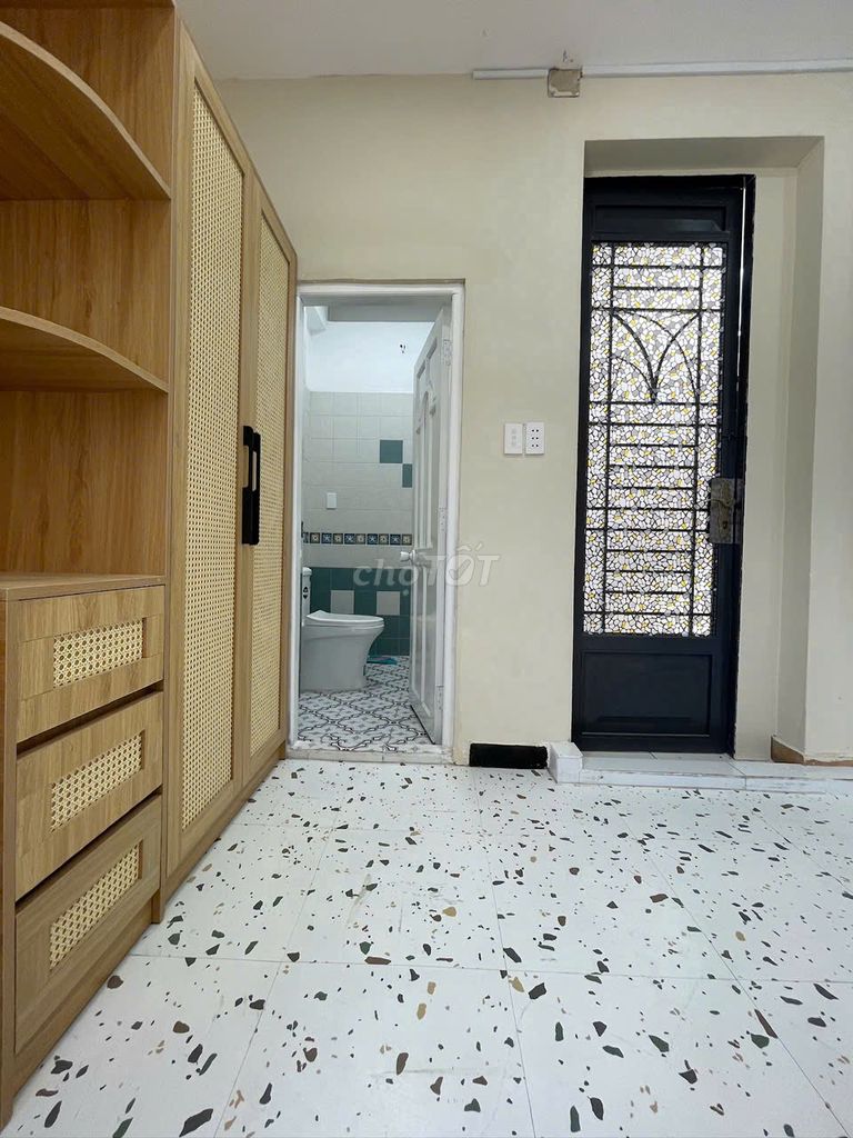 Phan Xích Long - Superstitent window balcony apartment