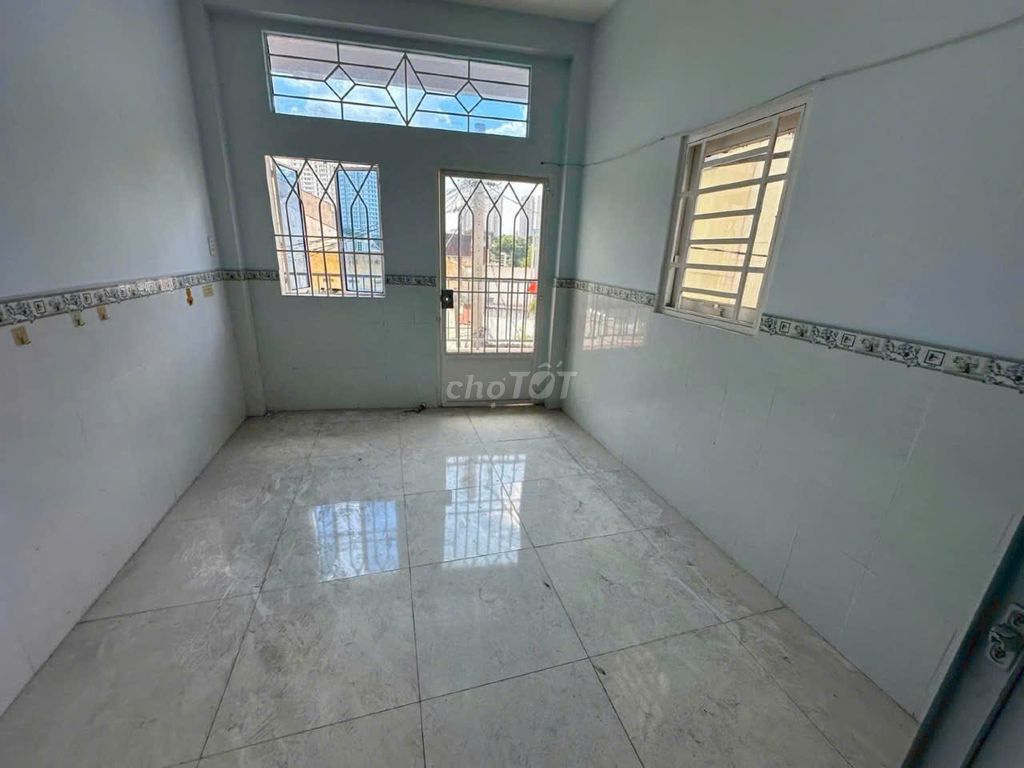 Renting f1 District 8 only 6 million, 2 stories.