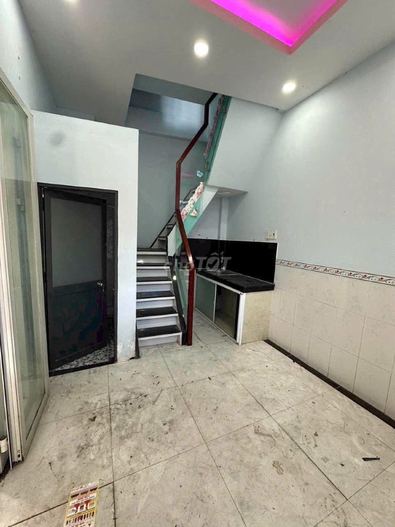Renting f1 District 8 only 6 million, 2 stories.
