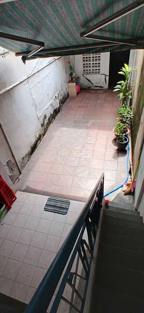 In the new neighborhood, 3.6 x25 meters, 2 bedrooms 2 in business. OK.