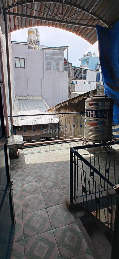 In the new neighborhood, 3.6 x25 meters, 2 bedrooms 2 in business. OK.