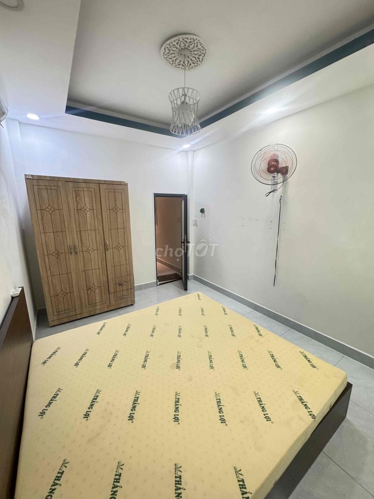 Rent the original house. Three bedrooms full of furniture. 380/180/1.780.
