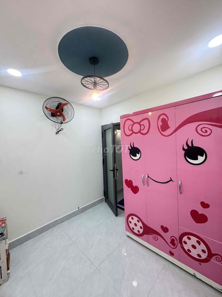 Rent the original house. Three bedrooms full of furniture. 380/180/1.780.