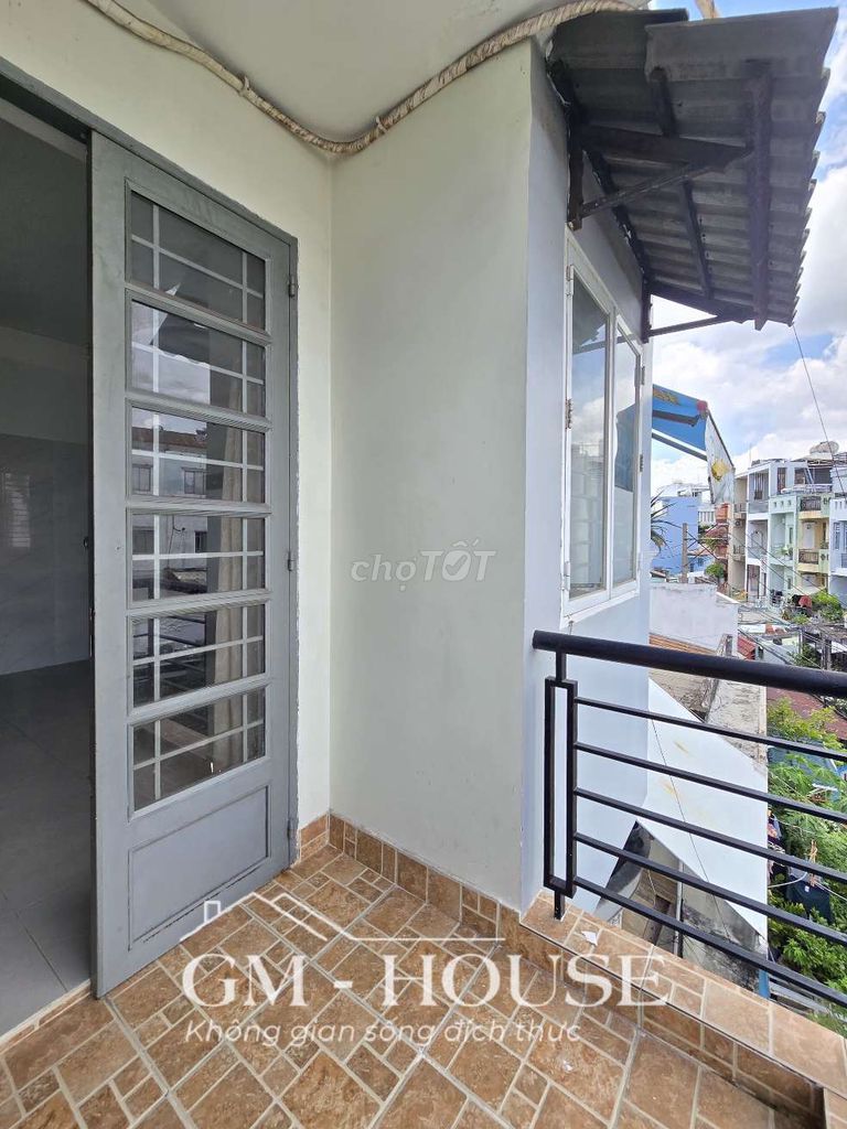 Room 30 m2 has a balcony. Phan Văn Trị, Bình Thạnh.