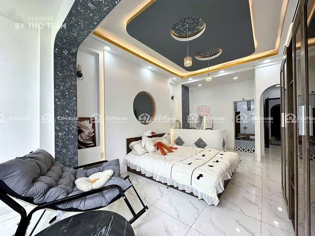 I'm the owner who needs to rent a high-end apartment full of furniture for electric charge.