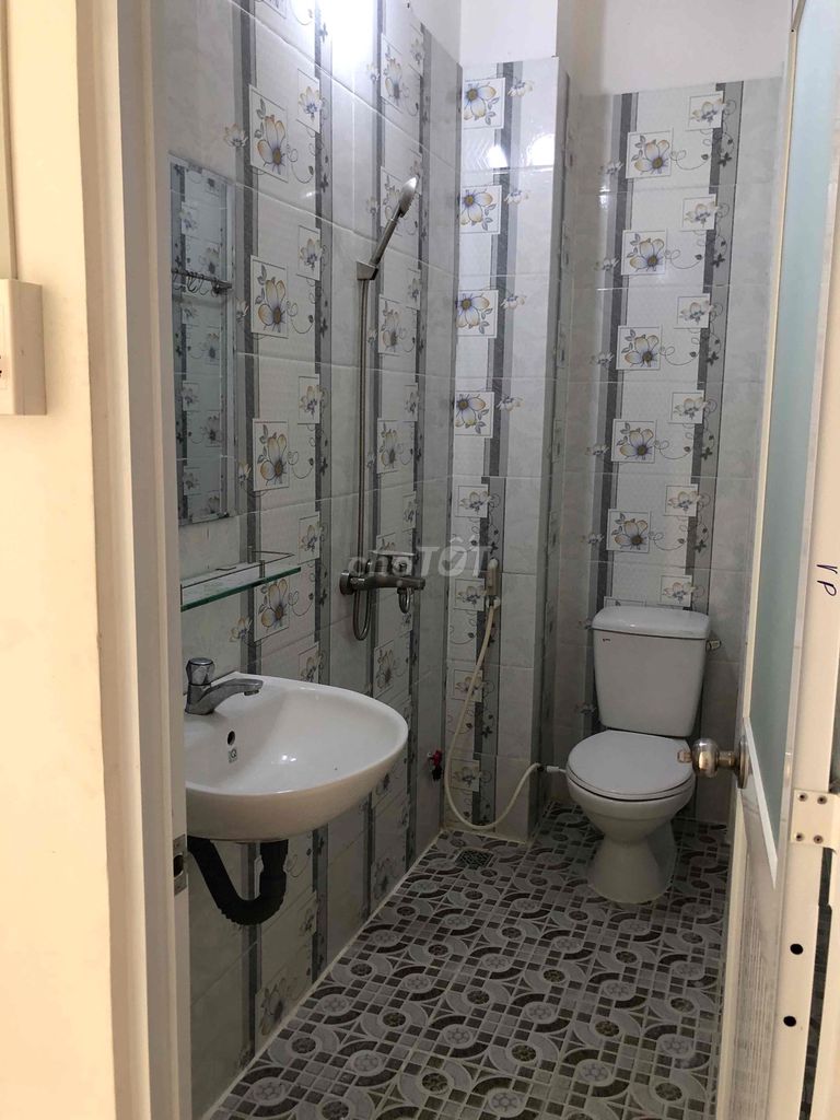 Small, fresh, clean, comfortable room at 385 Nguyễn Sơn.