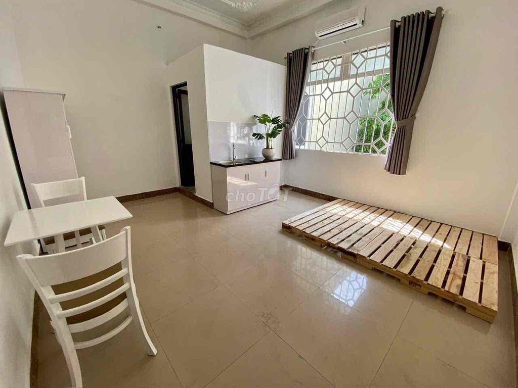 Rent the 7-Tên Lửa suite.