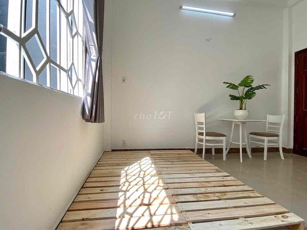Rent the 7-Tên Lửa suite.