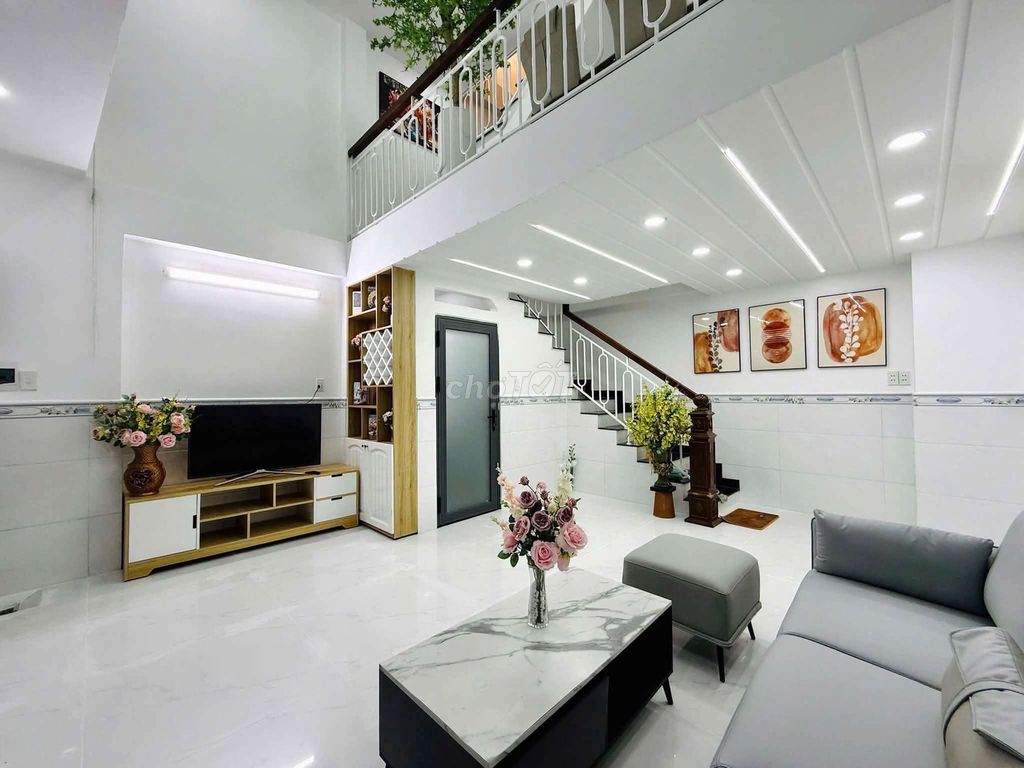 clean new houses full of furniture