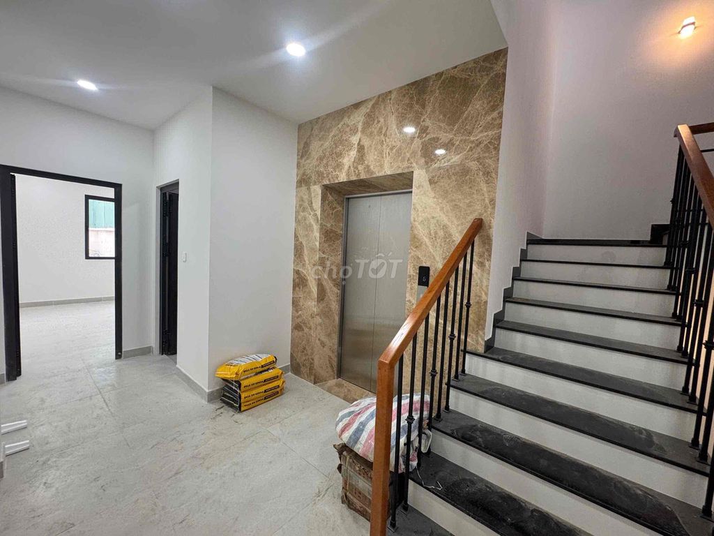 Cityland Parkhills Gò Vấp ground 4th floor with elevators.