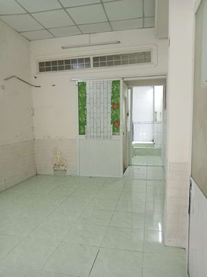 Rent the ground house. Gần Phạm Hùng business position. area 3 X18. 12 million.