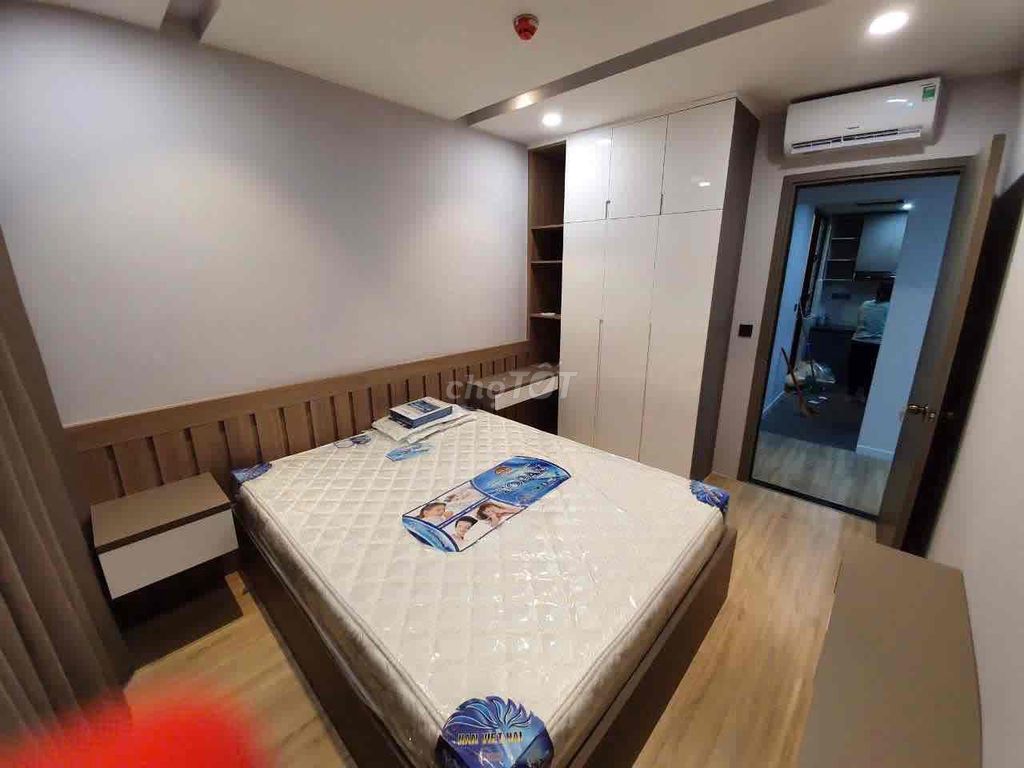 A Feliz En Vista bedroom full of furniture costs only 18 million a month.