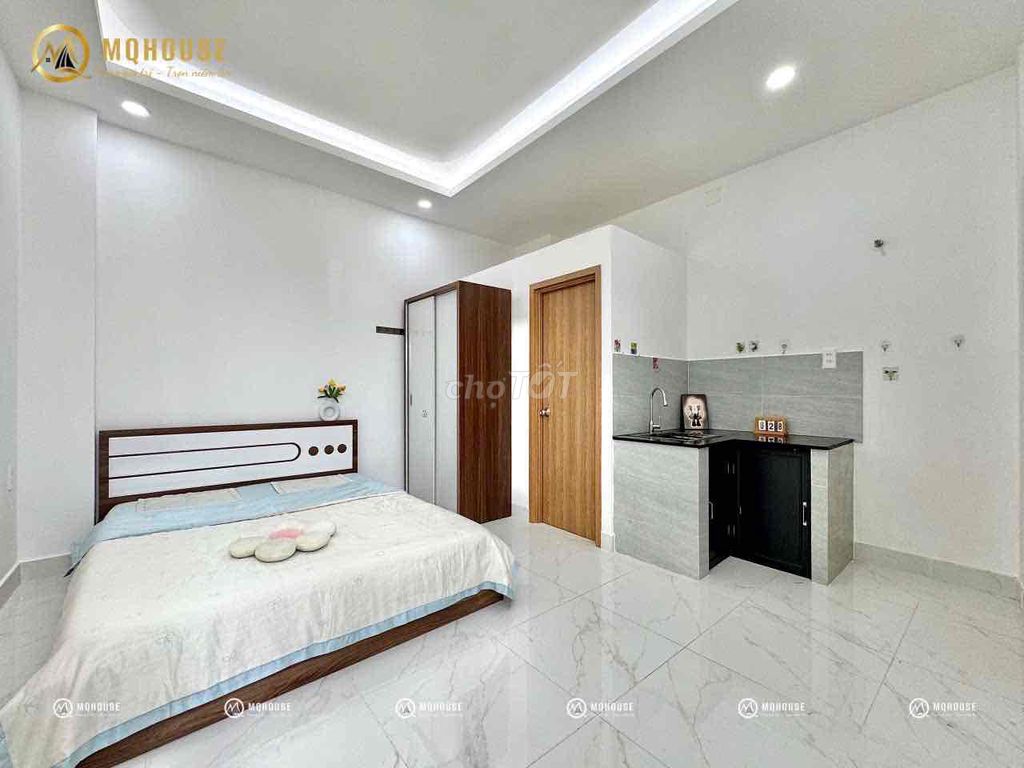 Sky Window studio - full interior, clear space