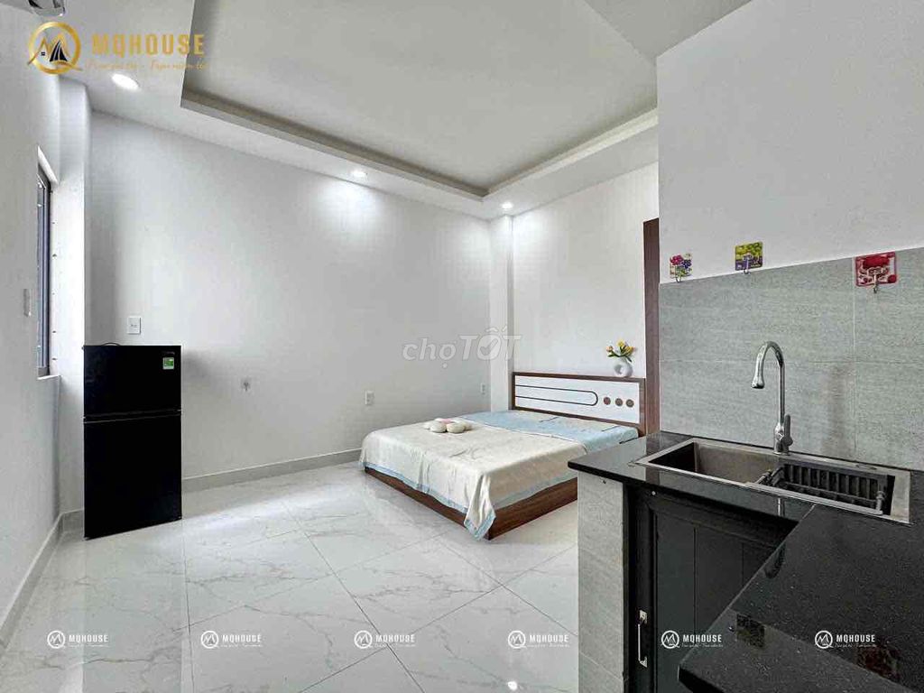 Sky Window studio - full interior, clear space