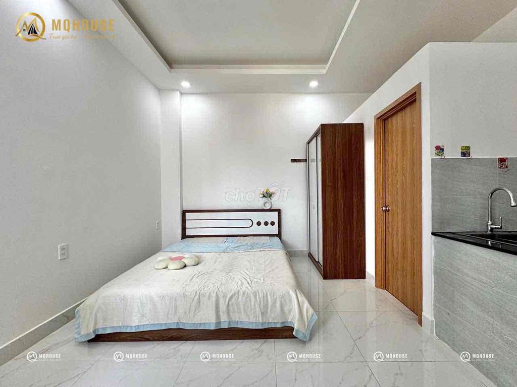 Sky Window studio - full interior, clear space