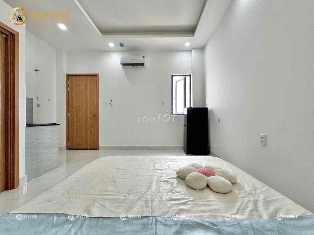 Sky Window studio - full interior, clear space