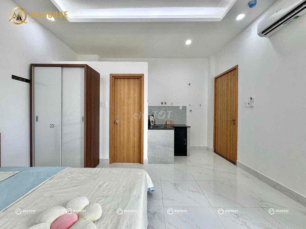 Sky Window studio - full interior, clear space