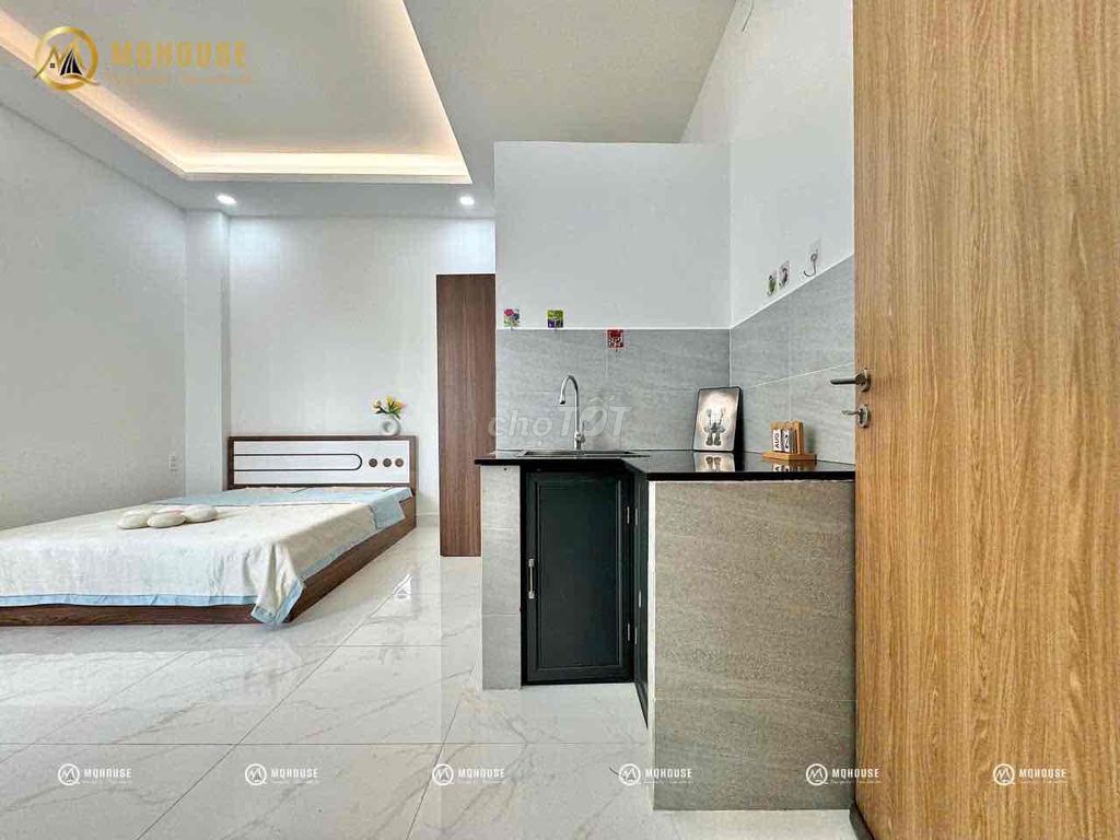 Sky Window studio - full interior, clear space