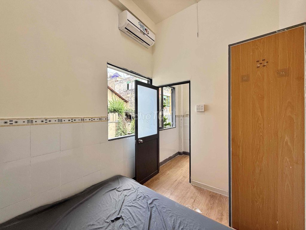 Room 2 "Flying Space". Bàu Cát near the District of 10 Constitution.