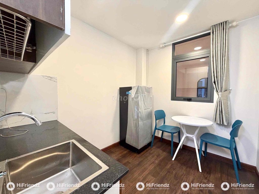 Seven, there's elevators, private space, private kitchen, Văn Cao.