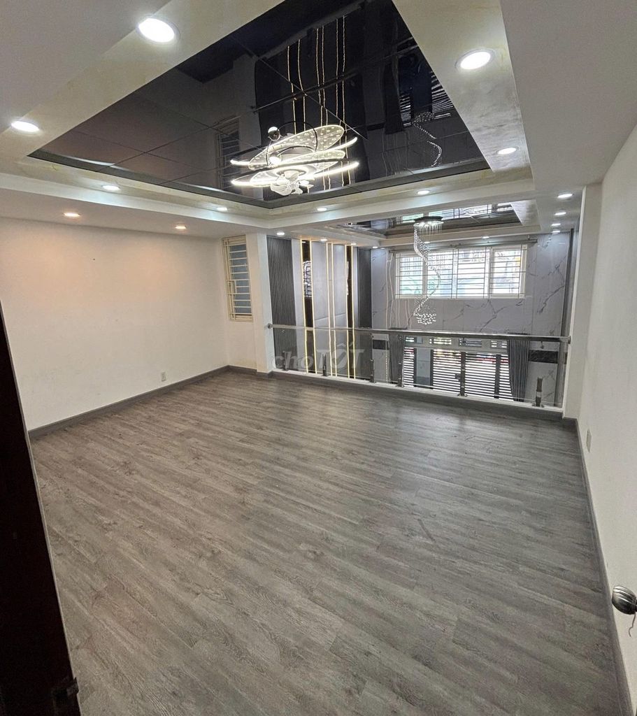 Rents for Trần Văn Quang, Pen 10, Green, 6 x18 meters, 3 floors.