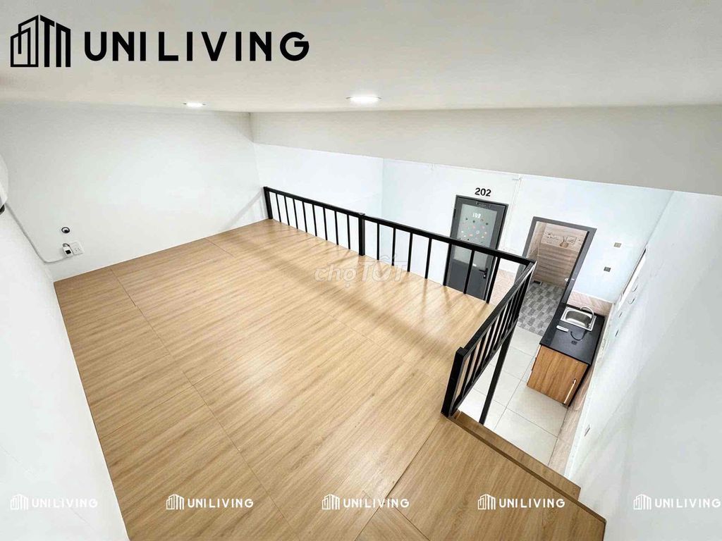 The guard room, 40 meters wide, basic furniture elevator walk.
