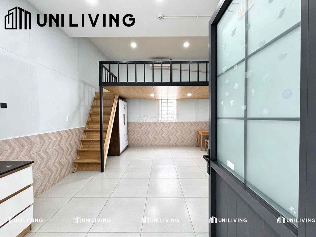 The guard room, 40 meters wide, basic furniture elevator walk.