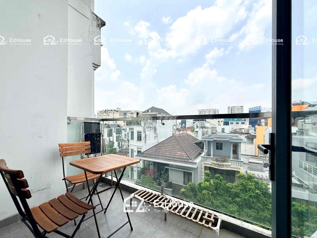 The balcony is open, sir. Suspect is Tân Hương!