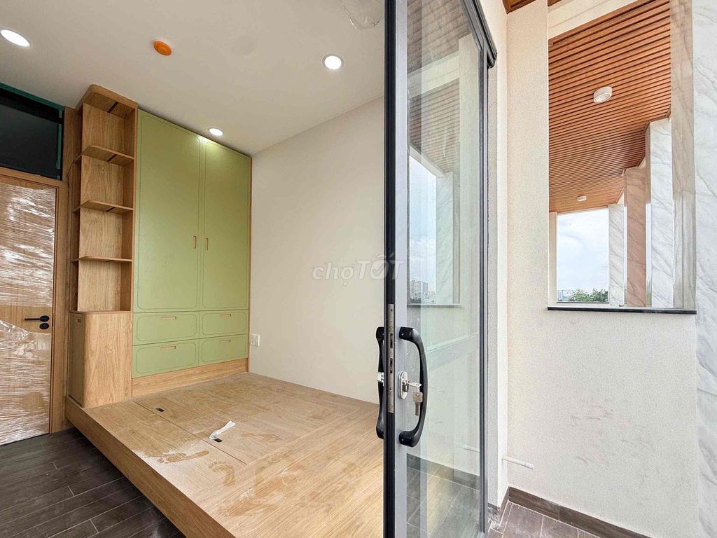Three-in-a-row support in two bedrooms.