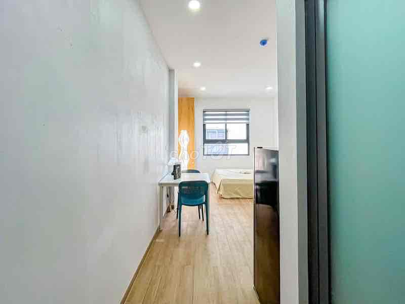 A studio empty near the Trường Sa line. A favor.