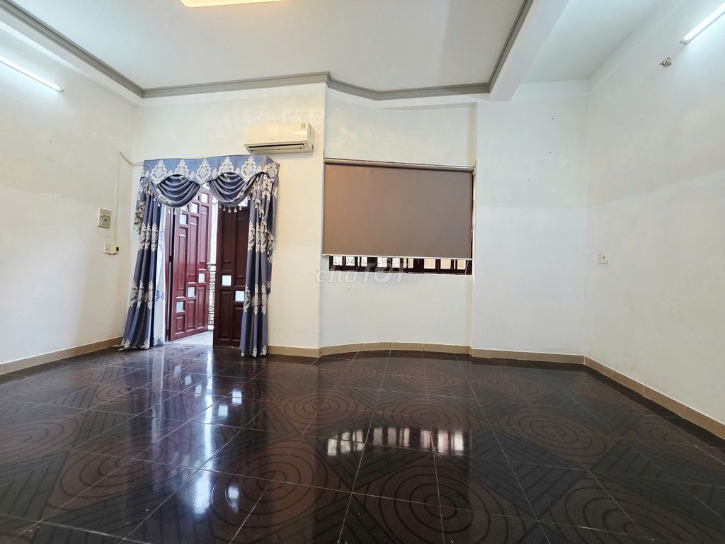 Rent the Đô Đốc Lộc Tân Quý front house 3 floors.