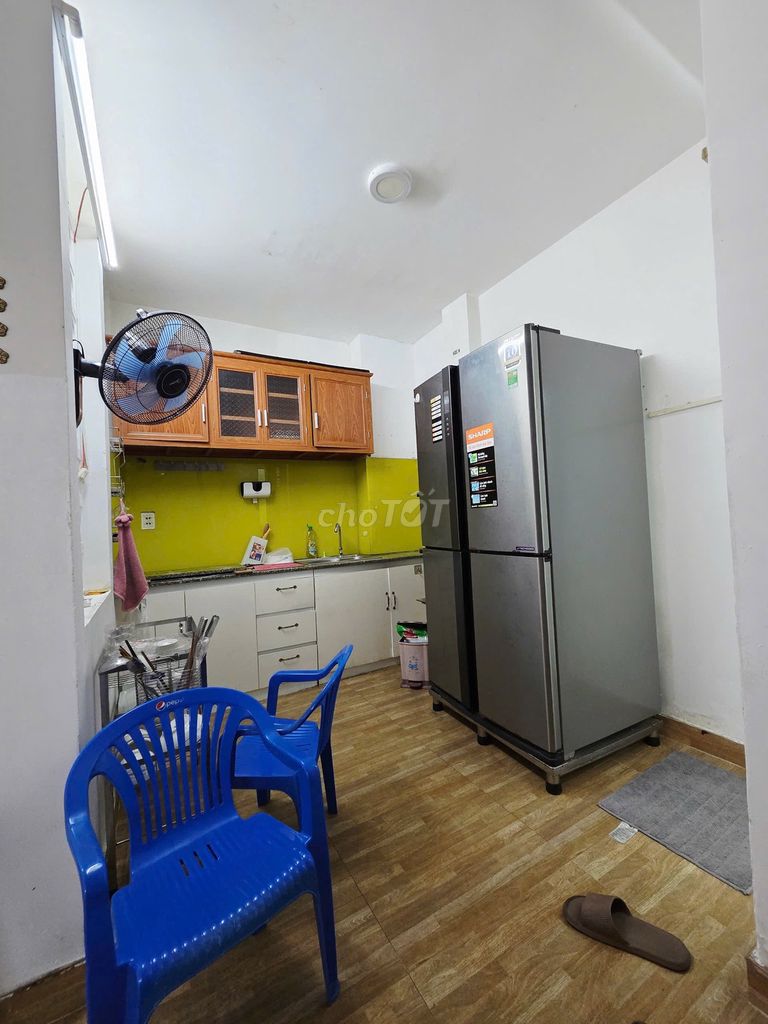 Rent the Đô Đốc Lộc Tân Quý front house 3 floors.