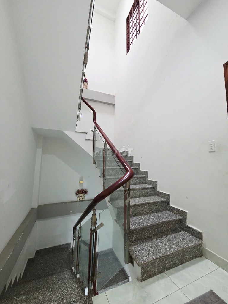 Rent the Đô Đốc Lộc Tân Quý front house 3 floors.