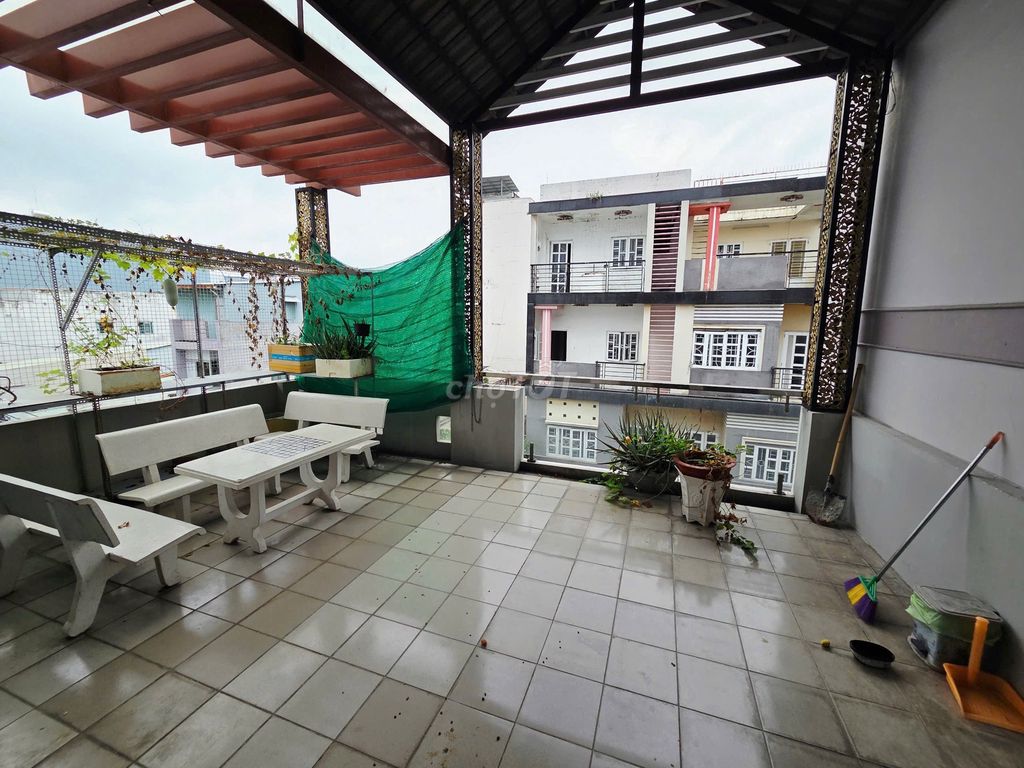 Rent the Đô Đốc Lộc Tân Quý front house 3 floors.