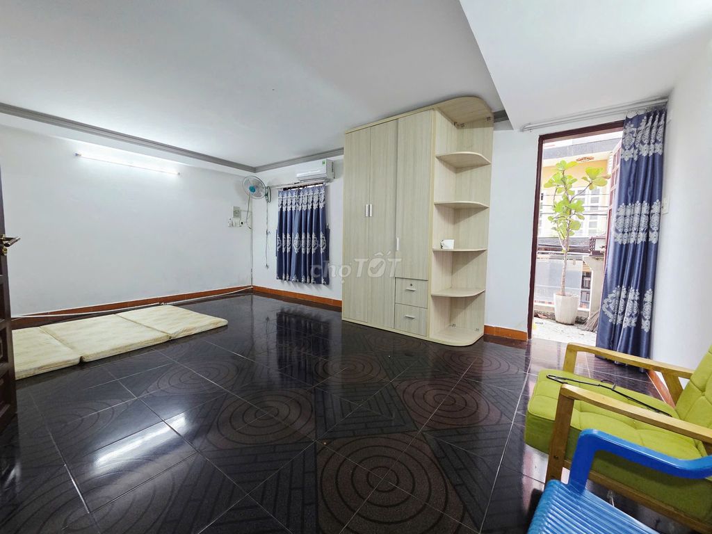 Rent the Đô Đốc Lộc Tân Quý front house 3 floors.