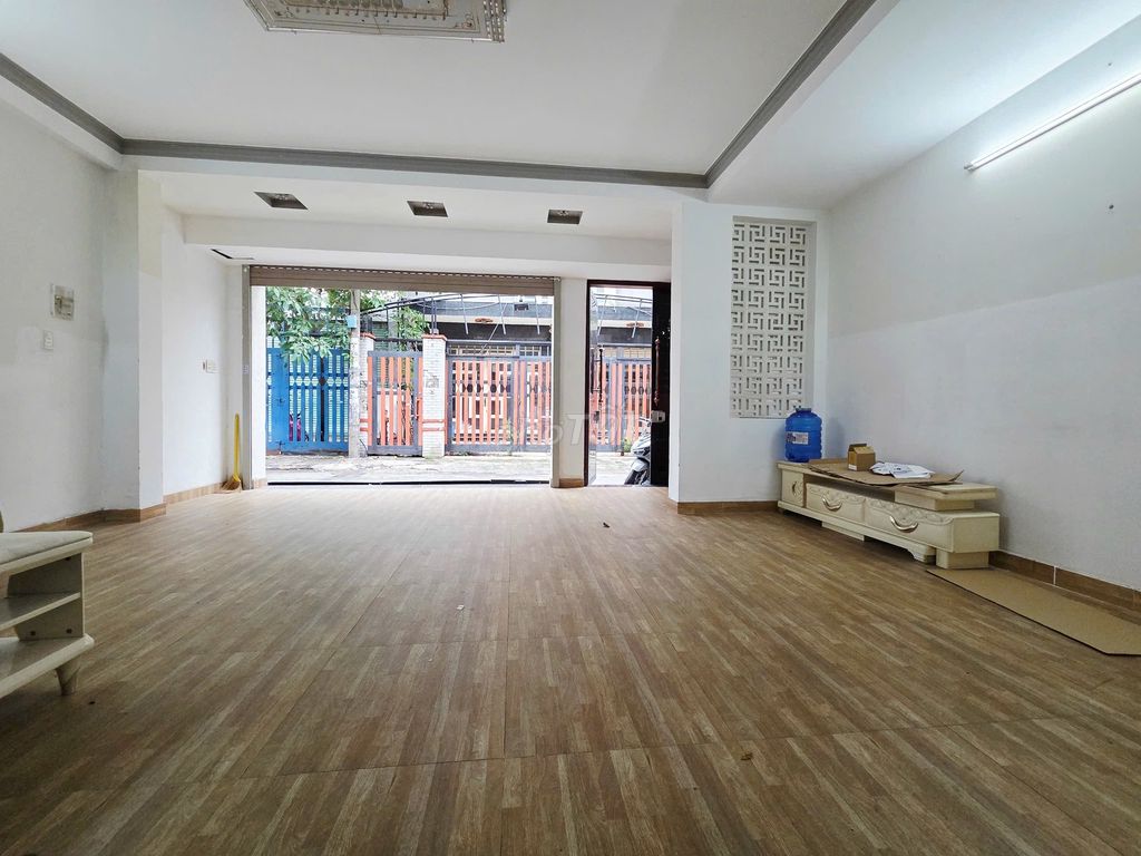 Rent the Đô Đốc Lộc Tân Quý front house 3 floors.