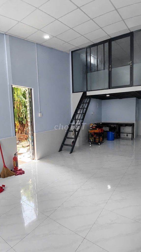 Rent the original Quốc lộ 50.