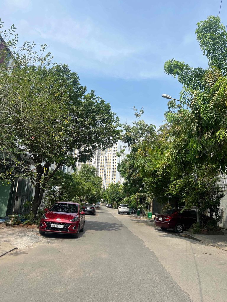 Renting Kadc Liên Phường near global City costs 15 million a month.