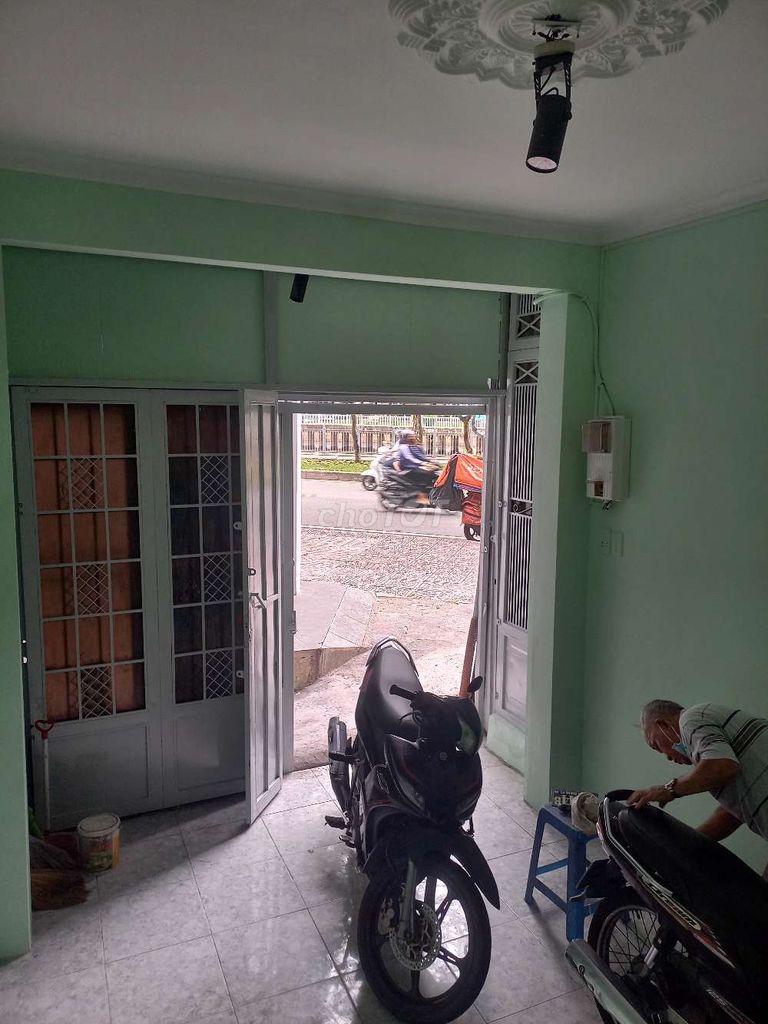 For Trường Sa Phú Nhuận. Tret, two bedrooms. Two toilets.