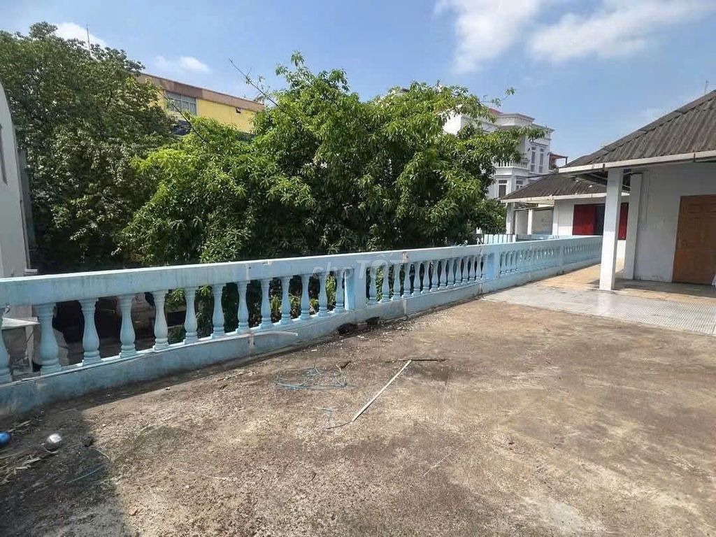 Rent a house in the courtyard. It's 22 x 40 meters. 1 st floor.