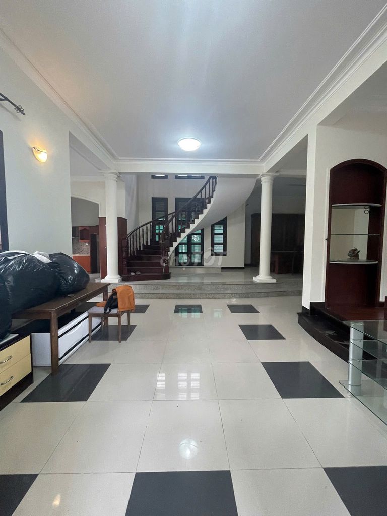 Rent a house in the courtyard. It's 22 x 40 meters. 1 st floor.