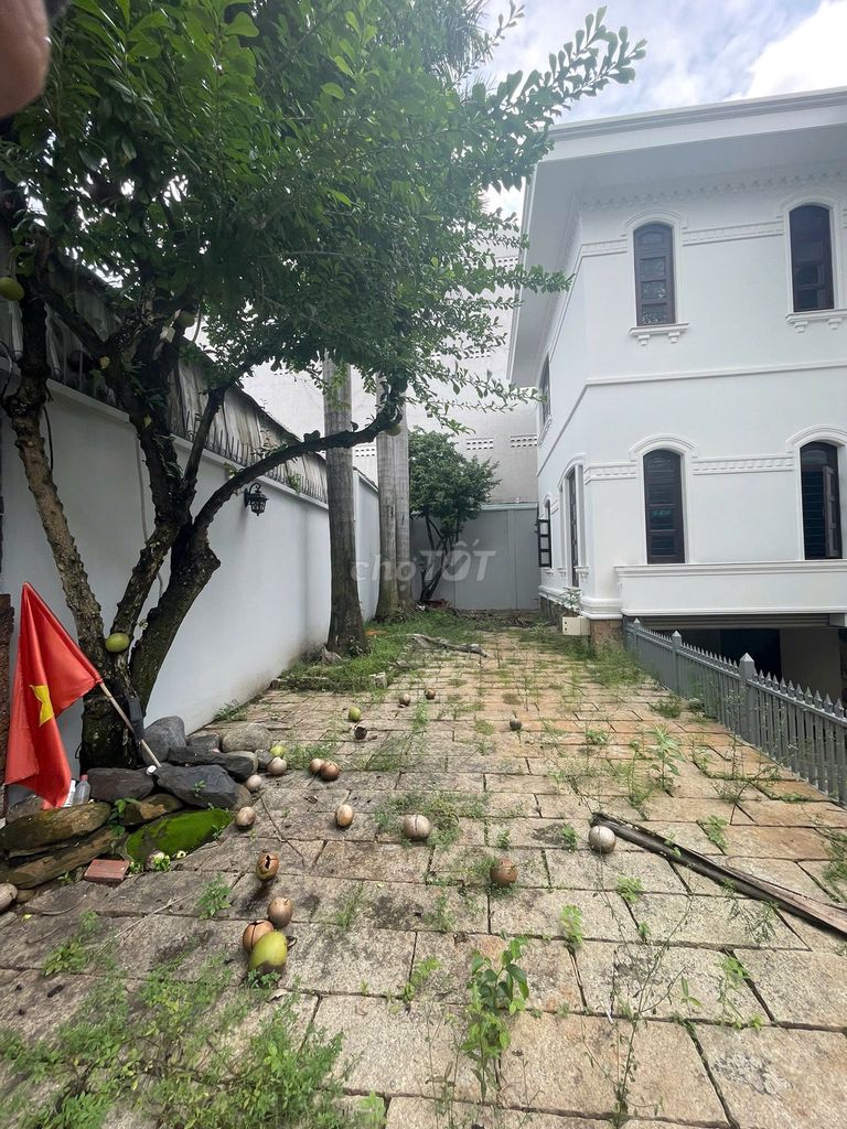 Rent a house in the courtyard. It's 22 x 40 meters. 1 st floor.