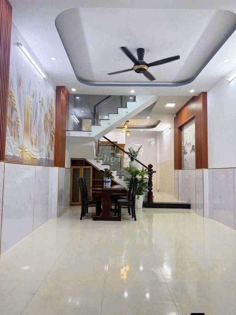Số 6 peaceful street b. Three stories. Four bedrooms with a courtyard.