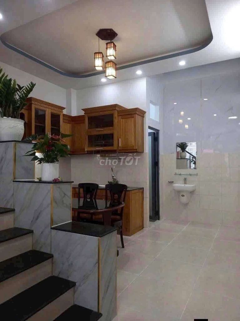 Số 6 peaceful street b. Three stories. Four bedrooms with a courtyard.
