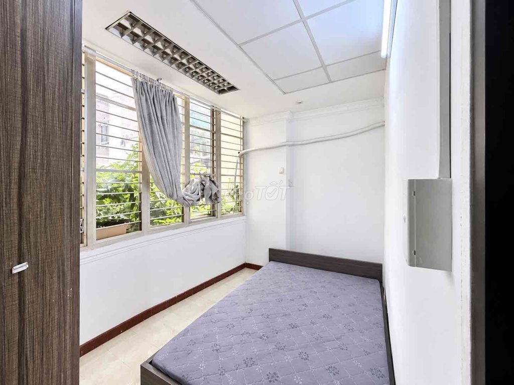 A two-way studio. A private window. A car near the Great Hall.