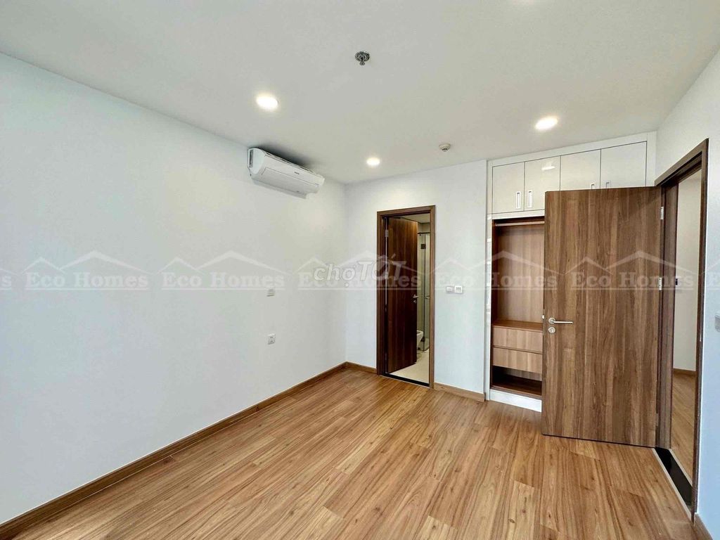 Eco Green - two bedrooms - two toilets full of glasses of closets plus bed.