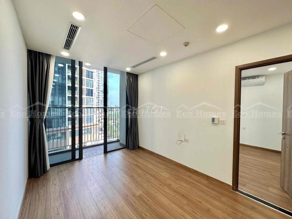 Eco Green - two bedrooms - two toilets full of glasses of closets plus bed.