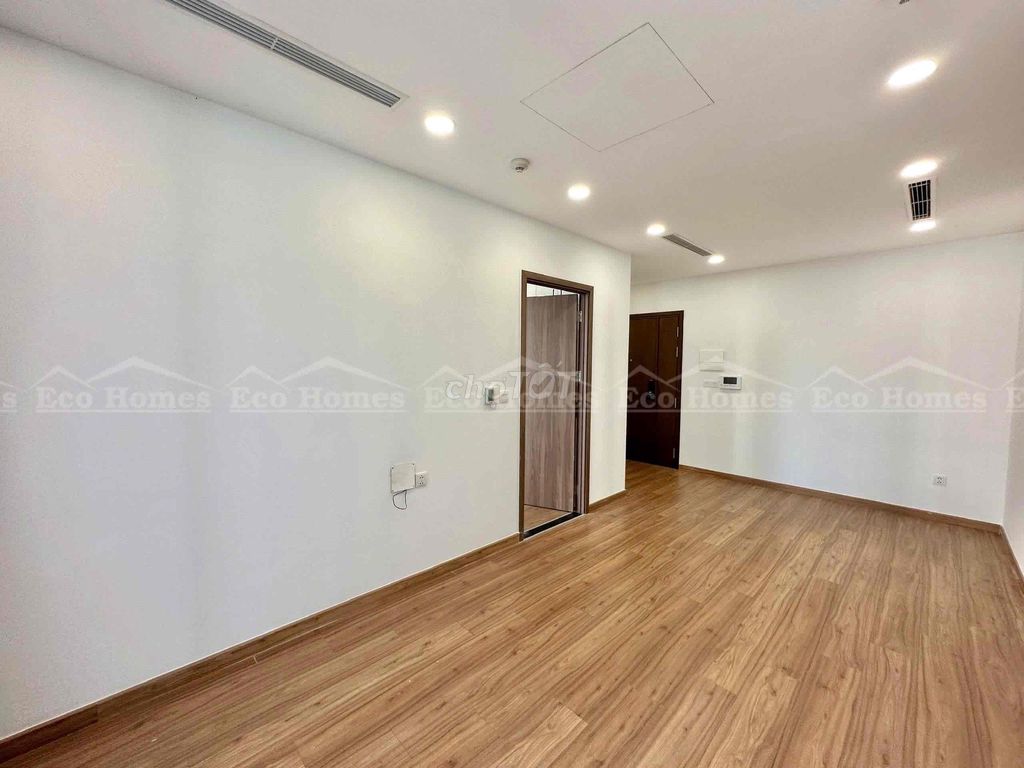 Eco Green - two bedrooms - two toilets full of glasses of closets plus bed.