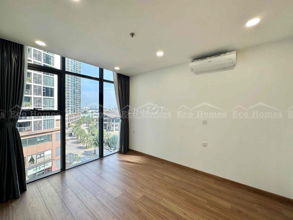 Eco Green - two bedrooms - two toilets full of glasses of closets plus bed.